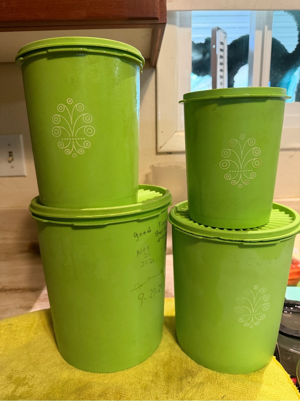 Tupperware canisters - Picture 2 of 6